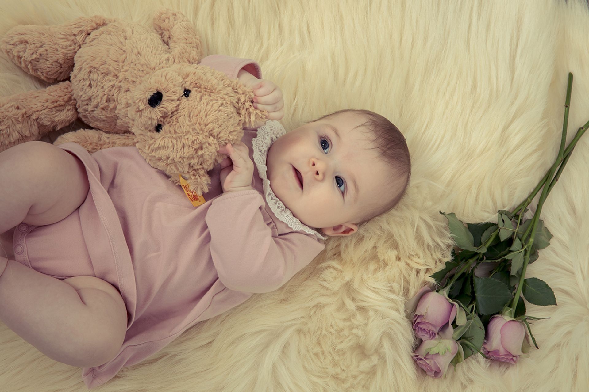 Fotoshooting mit Baby auf Fell mit Rosen
